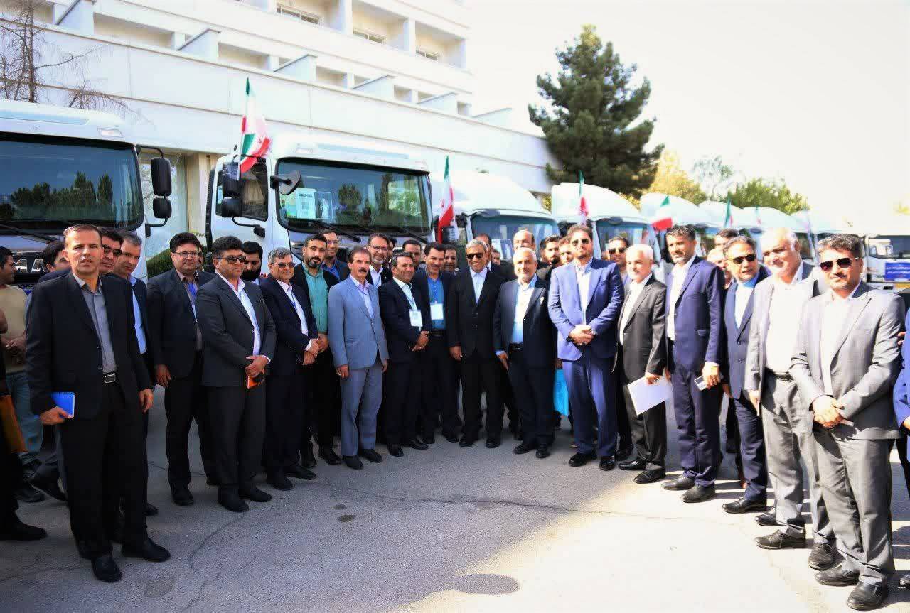 تحویل ۳۰  دستگاه کامیون به شهرداری‌های استان؛ گام تازه سازمان همیاری در تقویت زیرساخت‌های شهری